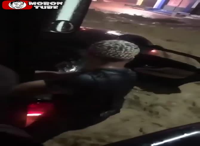 Video :He saves a family from a car that is submerged in water